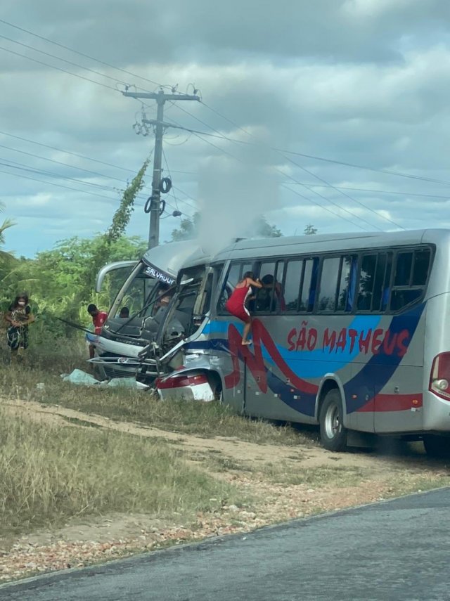 Os passageiros fugiram pelas janelas dos ônibus, alguns ficaram feridos na tentativa de fuga