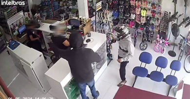 Dupla assalta loja no centro de Queimadas e foge disparando tiros para o alto