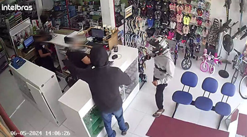 Dupla assalta loja no centro de Queimadas e foge disparando tiros para o alto